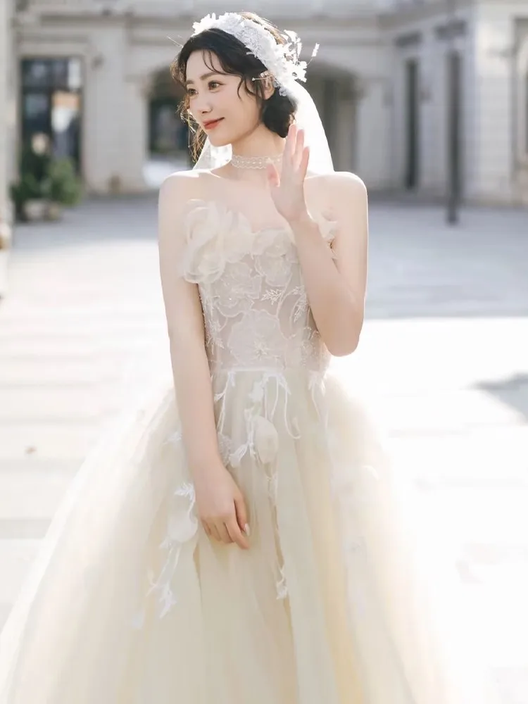 

A new light luxury main fabric textured strapless travel photo dress to welcome guests