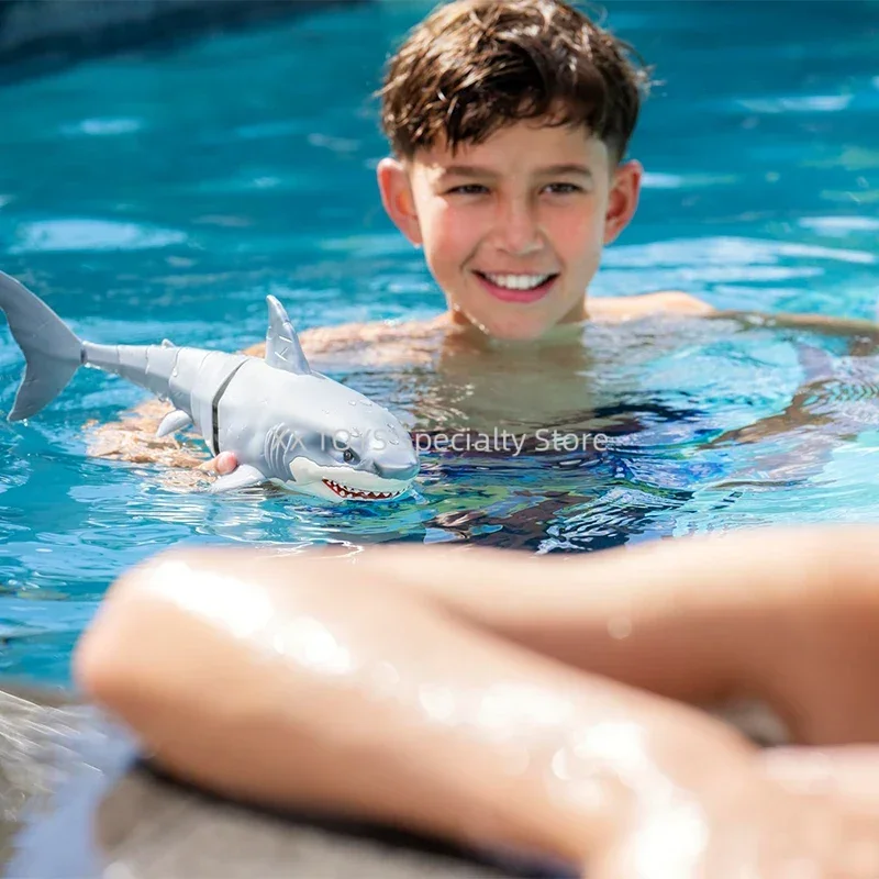 Zuru Robo Alive Great White Shark Robotic Swimming Shark Figure Robotic Light Up Shark Toy Electronic Simulation Pet Model Toys