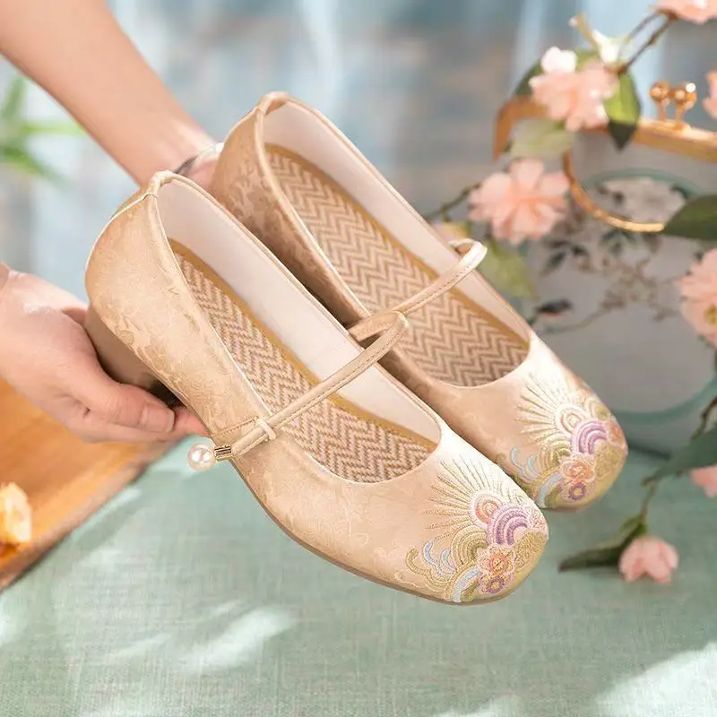 

2026 женская удобная повседневная повседневная обувь Мэри Джейн на низком каблуке в китайском стиле с цветочной вышивкой и жемчугом в китайском стиле Q-422