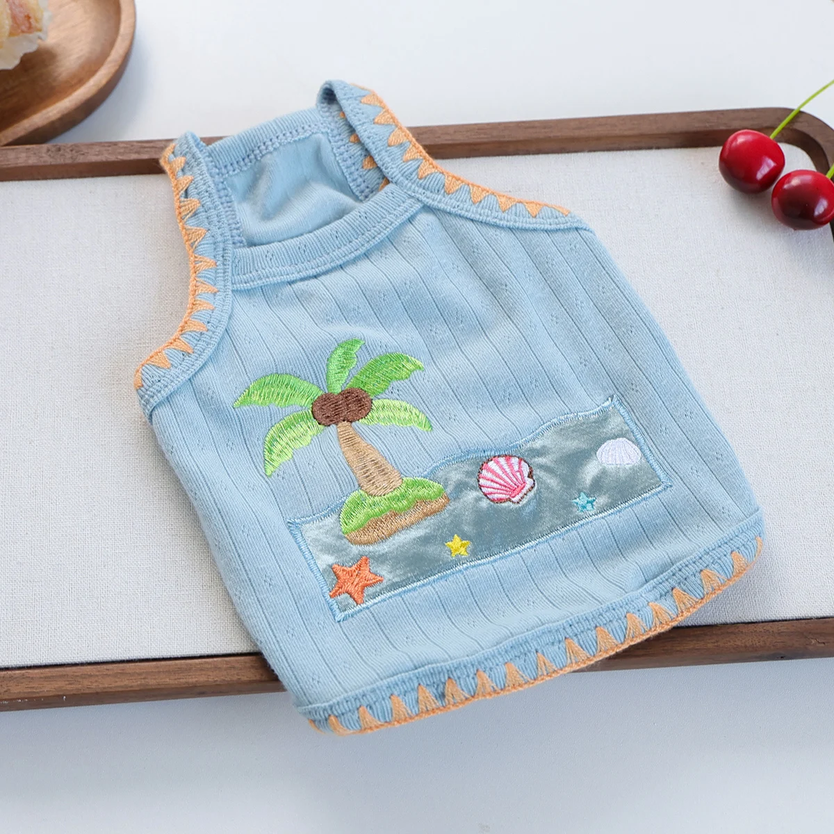 Camiseta sin mangas Bora Bora para mascotas - Azul, bordado de cocoteros y conchas marinas, chaleco transpirable sin mangas de dos patas para perros pequeños y gatos