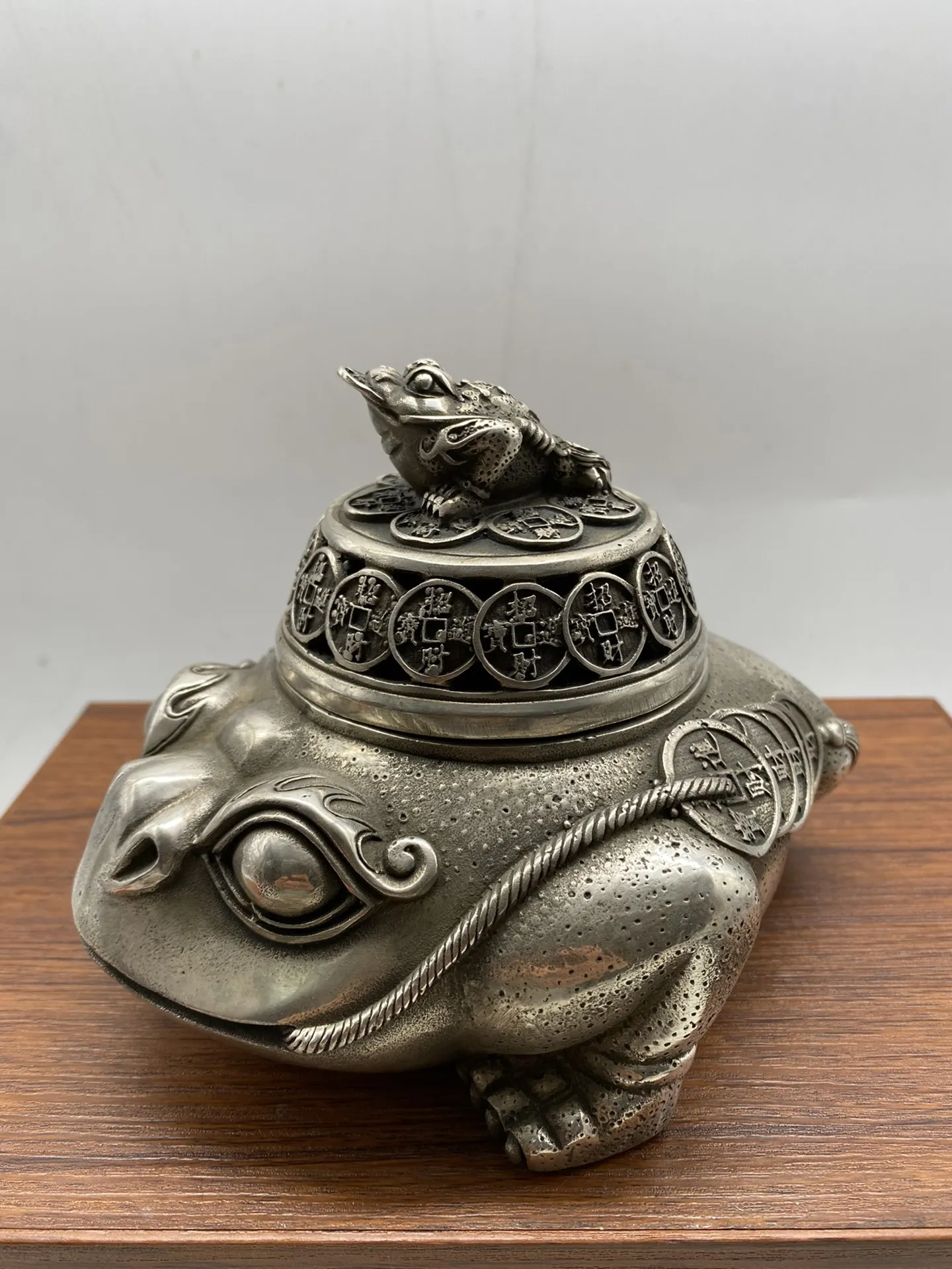 MOEHOMES China classical home decoration White copper fengshui Wealth the Golden Toad Statue metal crafts Incense burner