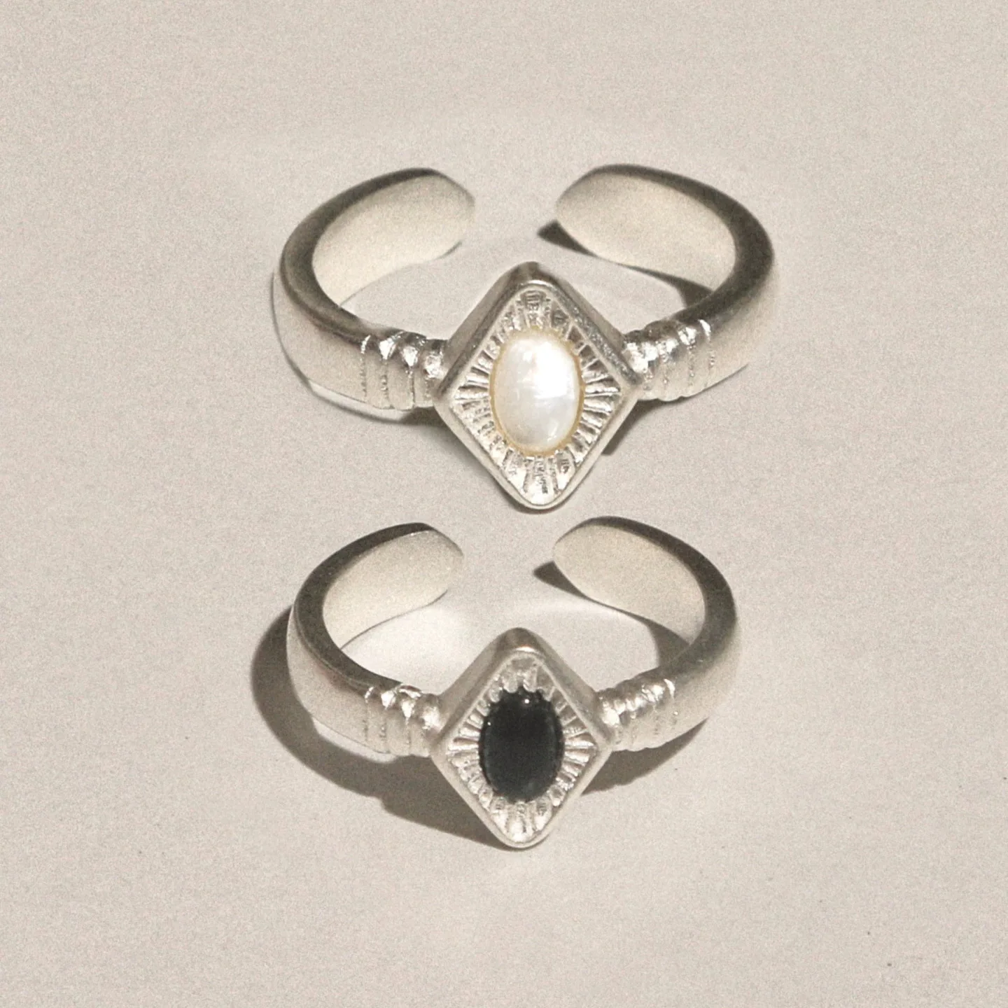 Retro Fashion Simple Geometric rhombus White Fritillaria rings for women Design Sense Black Agate Ring Adjustable Party Jewelry