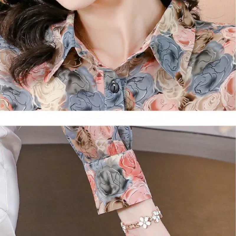 Damska koszula szyfonowa z długim rękawem, zapinana na guziki, luźna, w stylu casual, z kontrastowymi detalami, uniwersalna, polo, modna, prosta, nowa kolekcja jesień 2023.