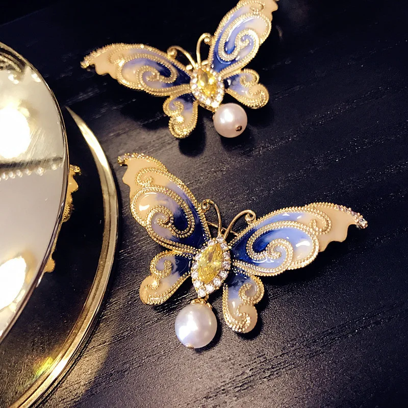 *Emaille-Schmetterlings-Brosche mit Perlenanhänger, Kristall-Anstecknadeln für Damen, Kleidung, handgezeichnete Abzeichen, Schmuckzubehör