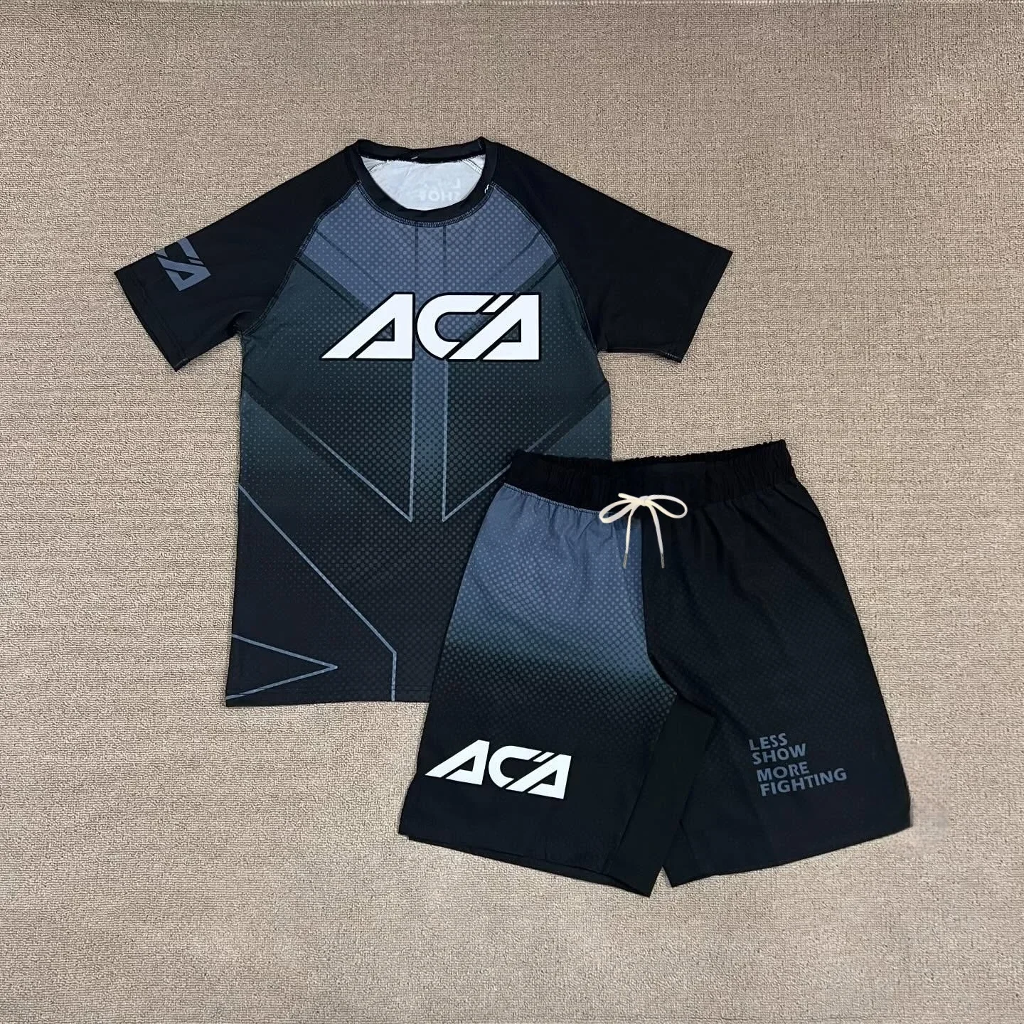 2026 Neues Sportset für Herren und Kinder Rot-Schwarzes Camo-Grafik Rash Guard Top & Shorts Schnelltrocknender MMA-Trainingsanzug – Detail 10