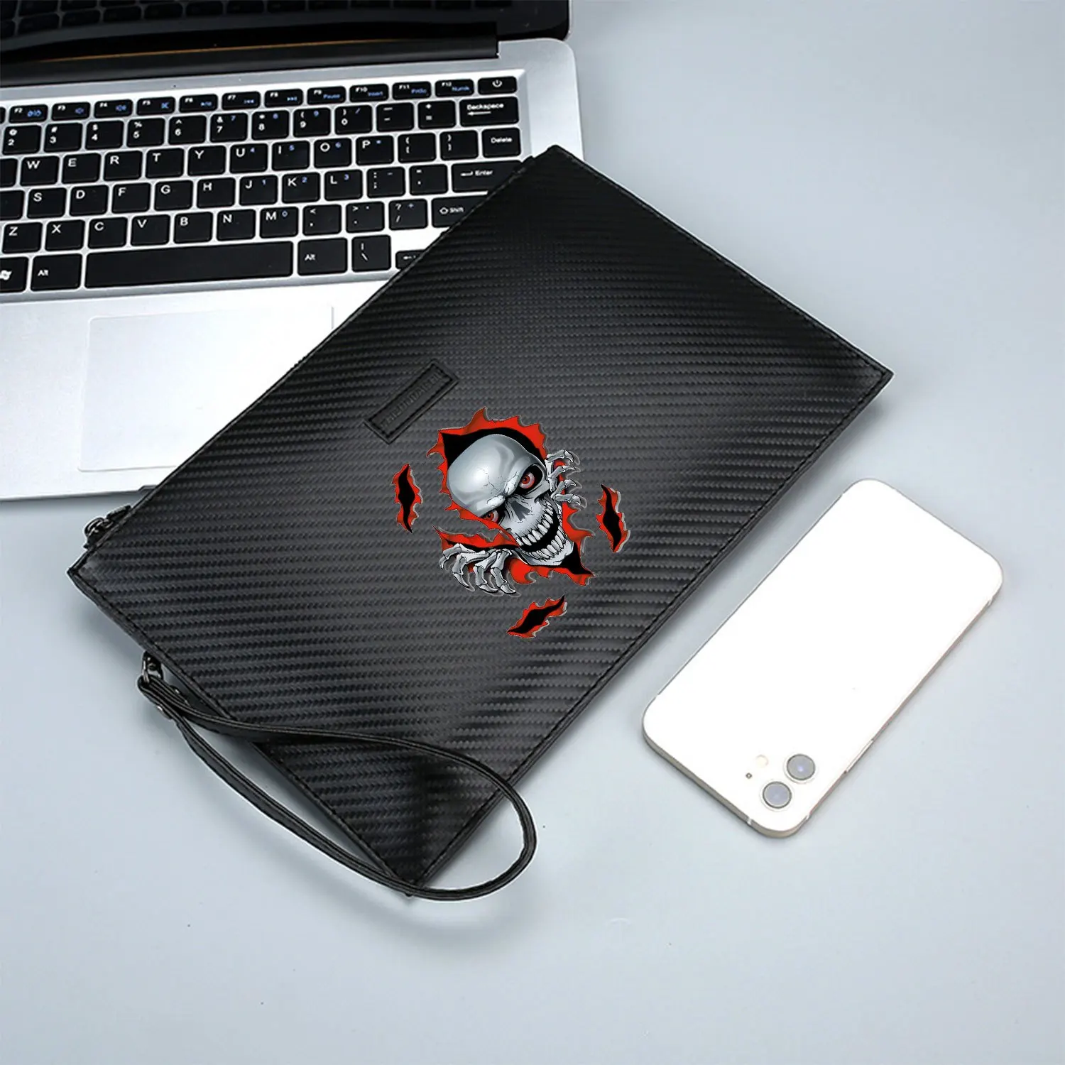 กระเป๋าถือผู้ชายลายพิมพ์หัวกะโหลกสีแดงดำสุดเท่ห์  ทันสมัยและใช้งานได้จริงสำหรับการใช้งานในชีวิตประจำวัน