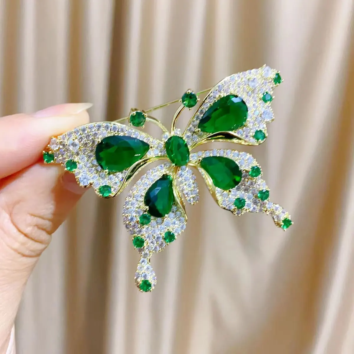 Classic Exquisite Butterfly Crystal Brooches Pins Women Shiny Rhinestone Insect Lapel Pins Badges Party Banquet New Years Gift