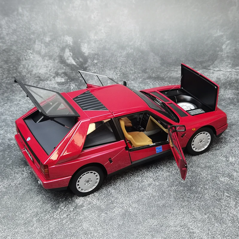 AUTOART 1/18  scale Lancia Delta S4 1985  Metal material Car model Static vehicle Ornament collection Birthday present