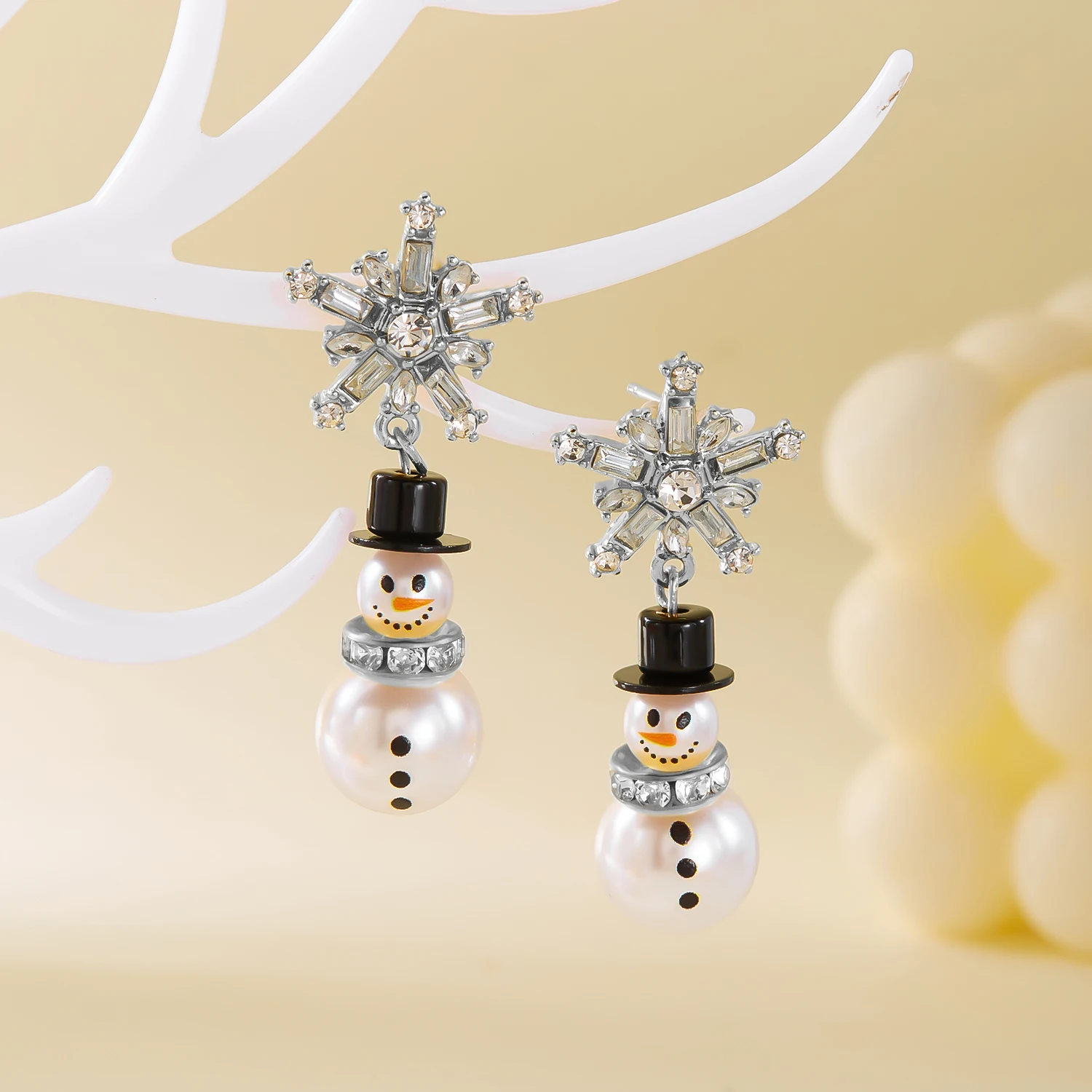 Modische Weihnachts-Schneemann-Schneeflocken-Ohrstecker für Frauen, Glänzende Strass-Ohrringe mit Weißen Perlen, Neujahrs-Schmuckgeschenke – Detail 3