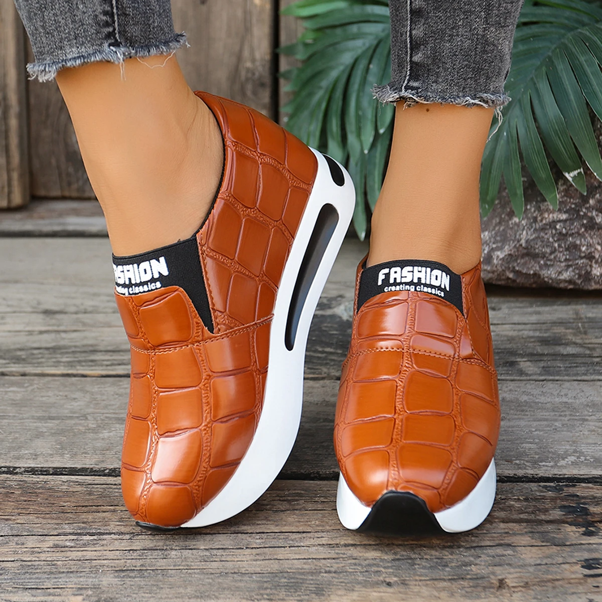 Damen Komfort-Sneaker mit Krokodilmuster, Slip-On, Keilabsatz, Plateau, Luftpolster, Alltagsschuhe – Detail 13
