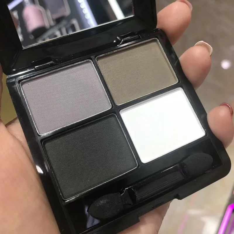 4 色のアイシャドウ パレット グレー & ブラック スモーキー マット パール光沢のあるシマー ブライトニング ベース アイメイクアップ プライマー アプリケーション ツール付き