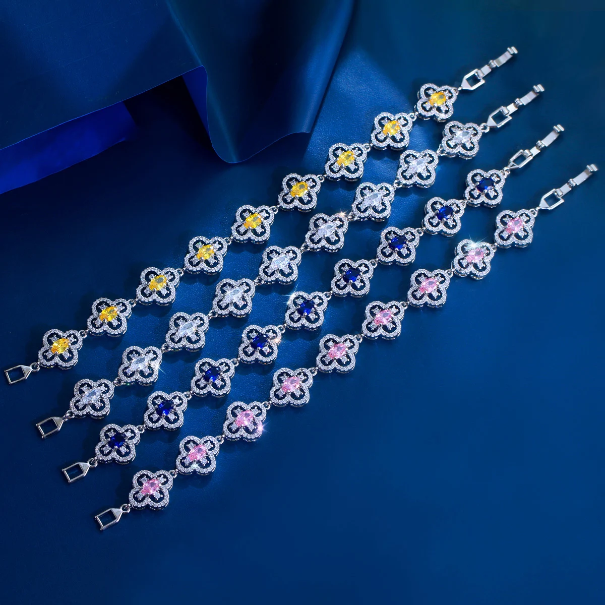CWWZircons Luxuriöses Gelb-Rosa-Weiß-Blau CZ Großes Vierblättriges Blumen-Tennisarmband für Damen Hochzeit Party Schmuck Großhandel S0282 – Detail 5