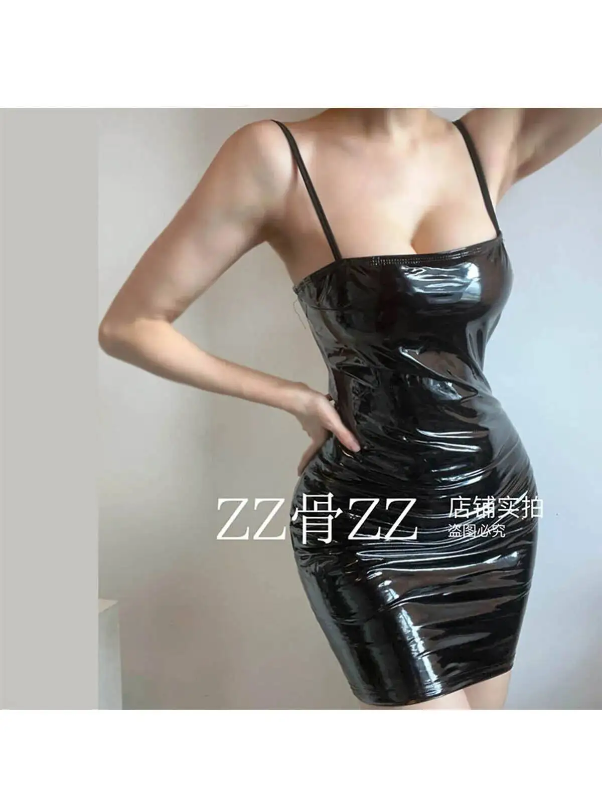 เดรสสายเดี่ยวสั้นแบบใหม่ สไตล์สาวเปรี้ยว แฟชั่นทันสมัย สีดำสดใส ผ้า PU เซ็กซี่  หรูหรา  น่ารัก  สำหรับผู้หญิง รุ่น CPY2