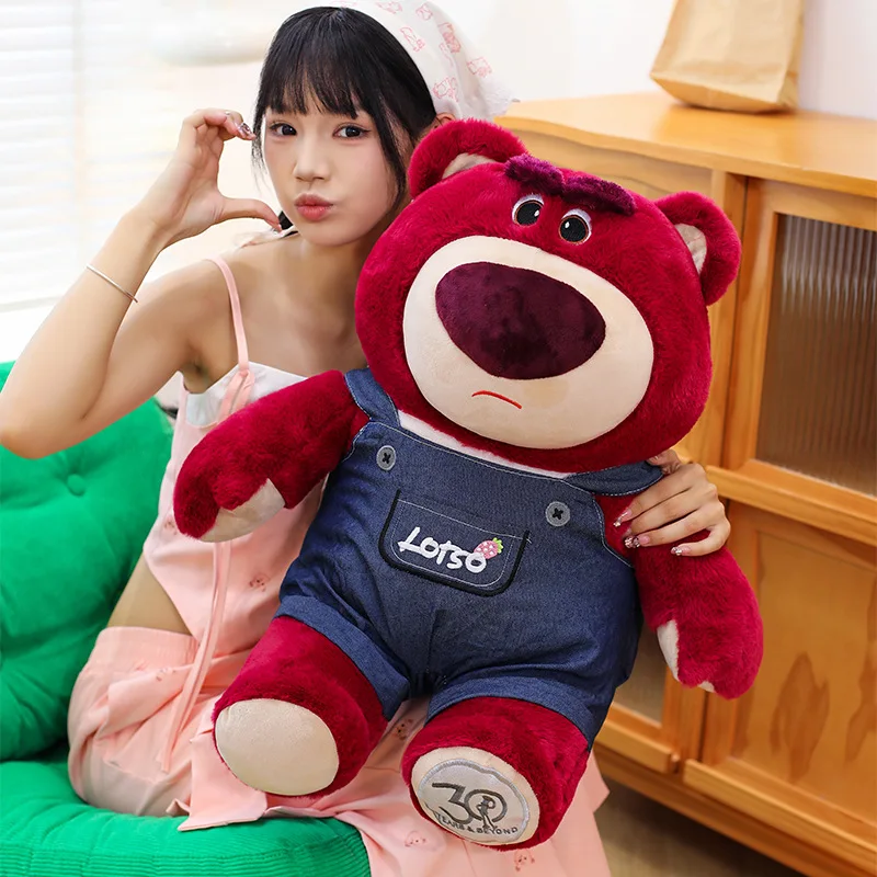 ตุ๊กตาหมีสตรอว์เบอร์รี่ใหม่ ขนาด 30/40/55 ซม. สวมชุดเอี๊ยม น่ารัก ตกแต่งโต๊ะทำงาน ของขวัญสำหรับแฟนสาว