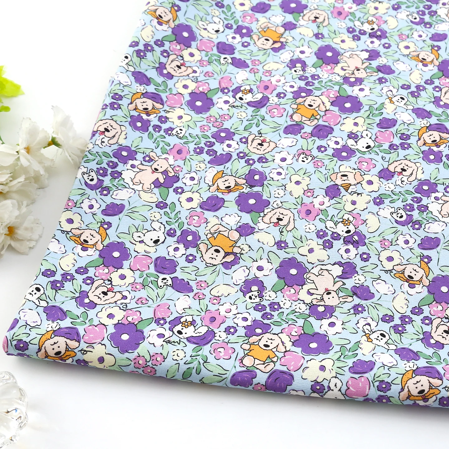 

Фиолетовая хлопковая ткань с цветочным узором для пошива одежды, скатертей, наволочек, рукоделия, домашнего декора. Профессиональный дизайн.