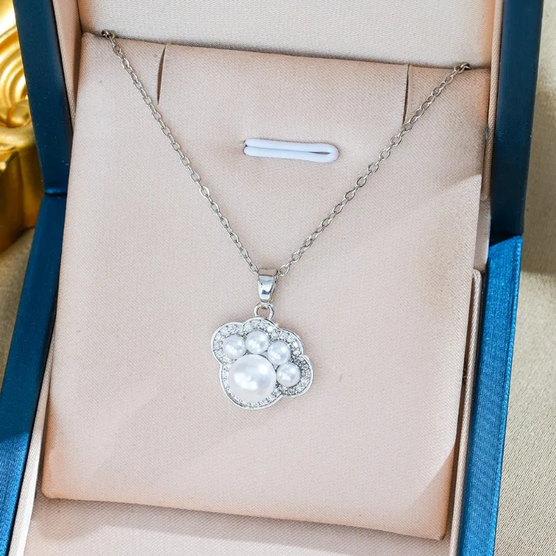 

Niche high-end feel, versatile collarbone chain, fashionable and fresh pearls, cute cat paw titanium steel necklace