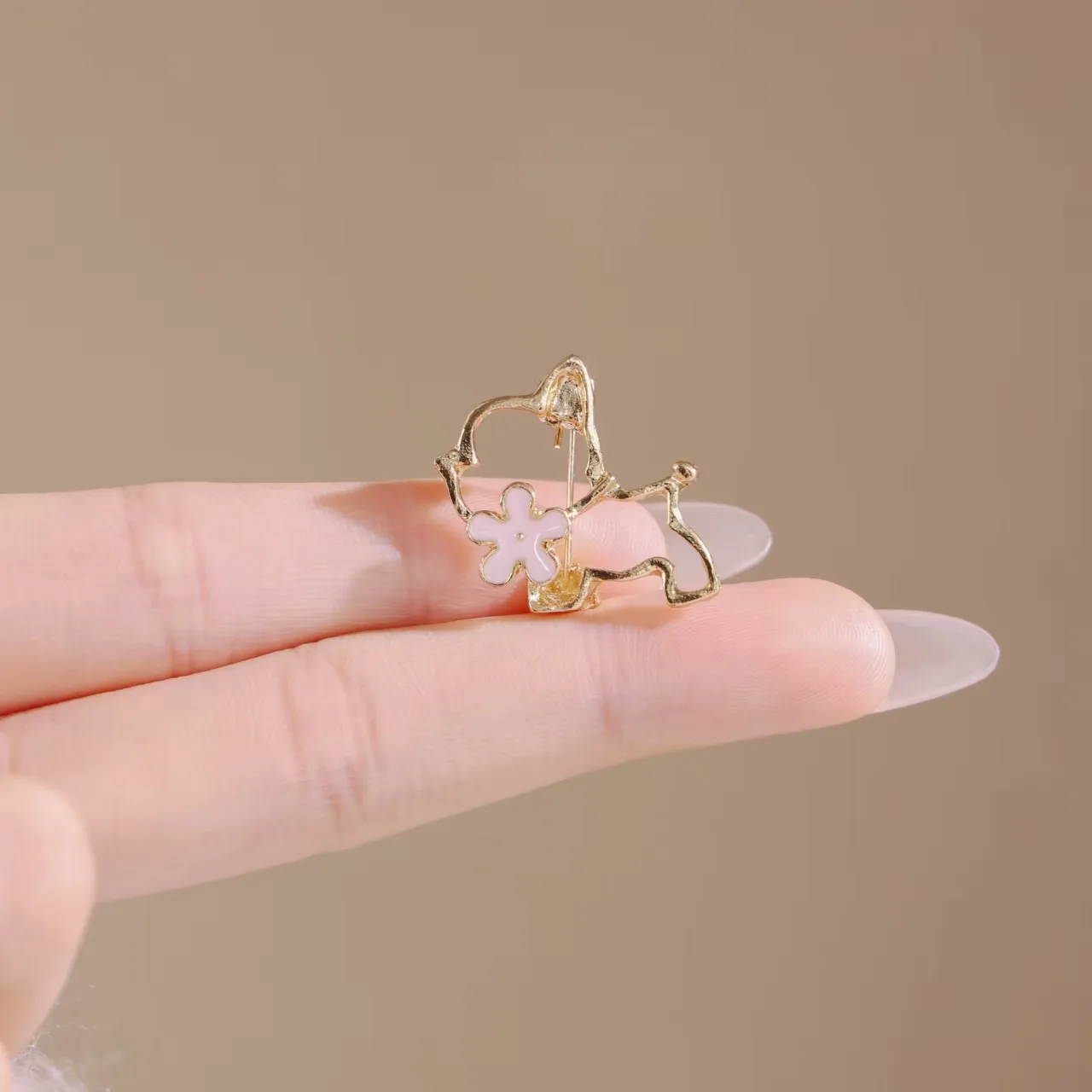 Small Fresh Playful Hollow Out Brooch Cute Little Dog Soft Cute Flower Pin Collar Needle Women Sweater Suit Anti Slip Accessory
