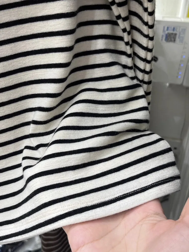 Bluzka damska plus size 300, koreański styl, w paski, długa, z jednym ramieniem, T-shirt, moda damska, casual, wyszczuplająca, na jesień.