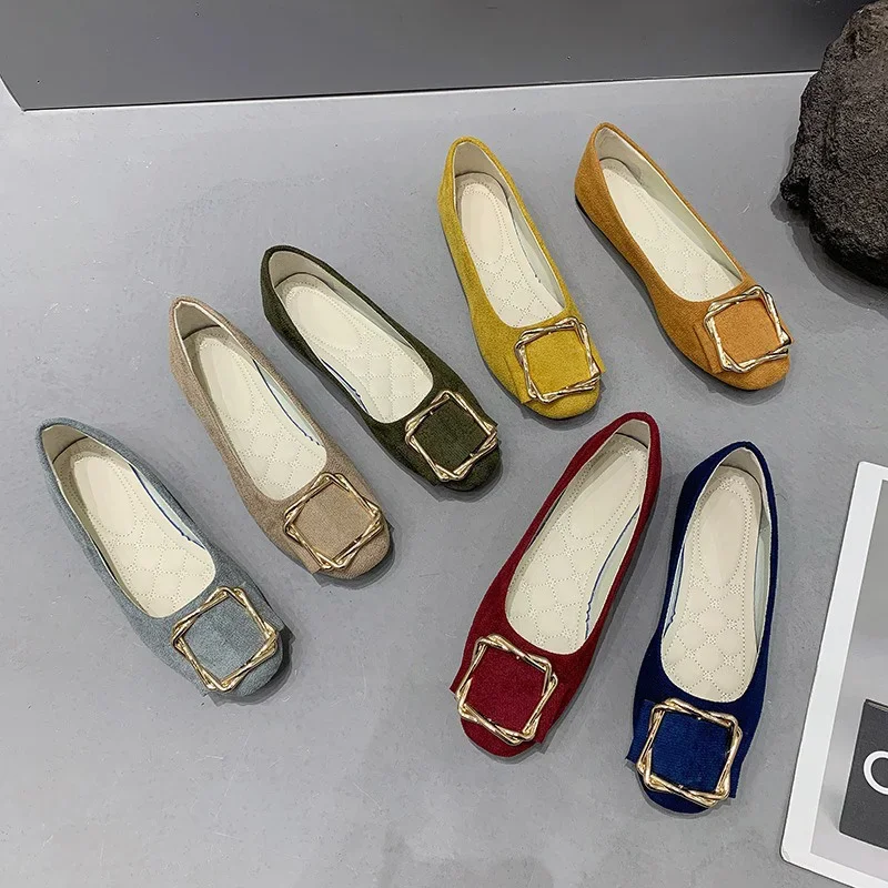 Kobieta Moda Square Toe Codzienne Flock Flats Lady Metal Square Buckle Kolorowe mokasyny Kobiece eleganckie zamszowe śliwkowe czerwone buty robocze