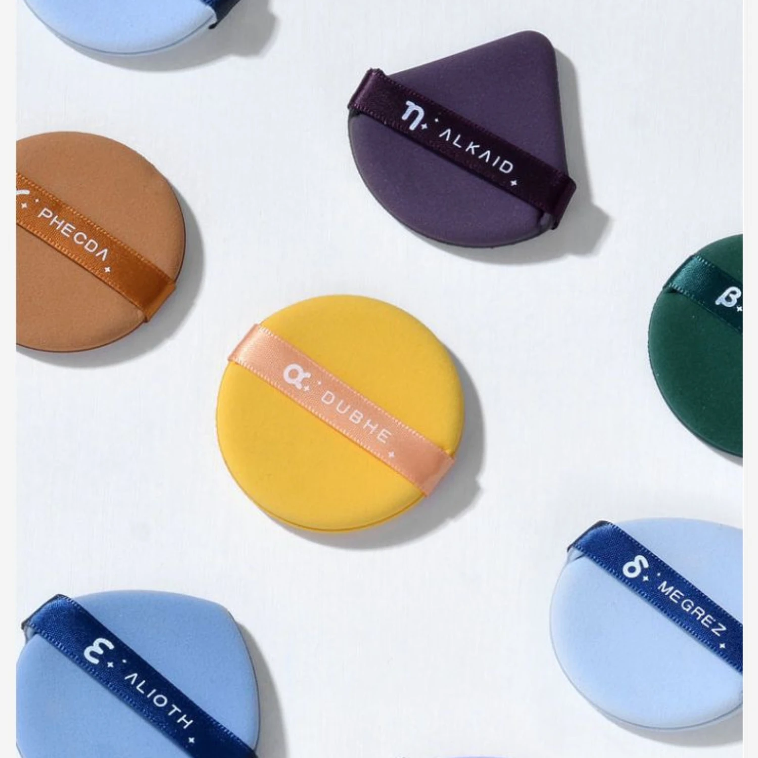 7 個のソフトフェイスパウダーパフセット、エレガントな収納ボックス付き、完璧な美容メイクアップのためのふわふわのルースパウダーブレンダースポンジ