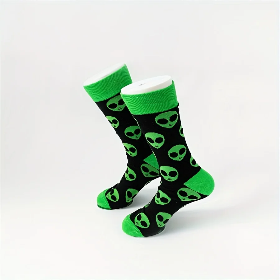 1 pair of autumn and winter new green alien cartoon pattern men\'s couple middle tube socks