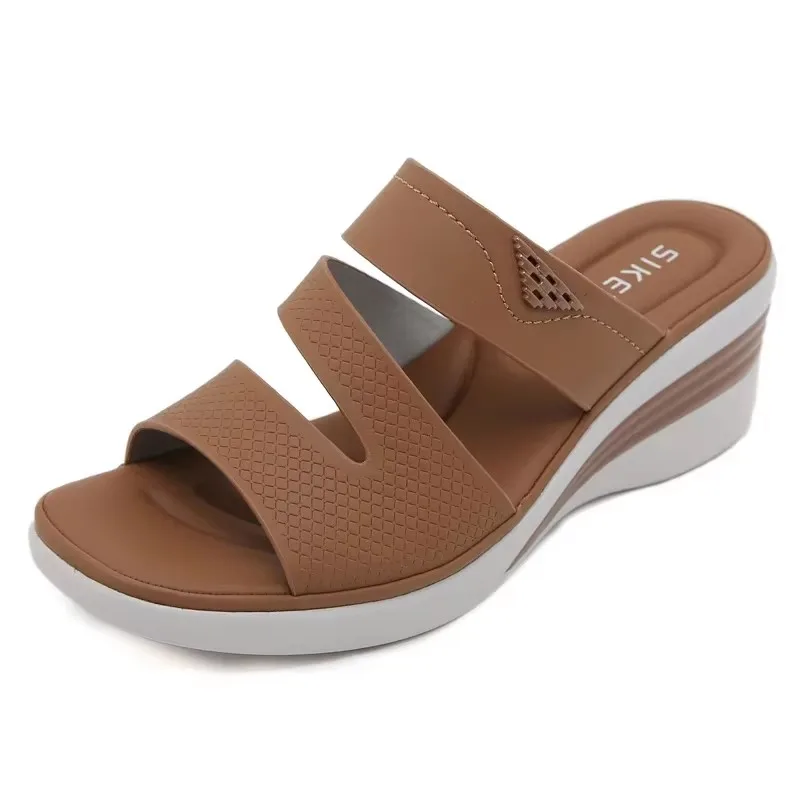 شباشب نسائية جديدة لعام 2025 صنادل نسائية غير رسمية بكعب عالي صنادل عصرية مفتوحة من الأمام أحذية صيفية روما للنساء