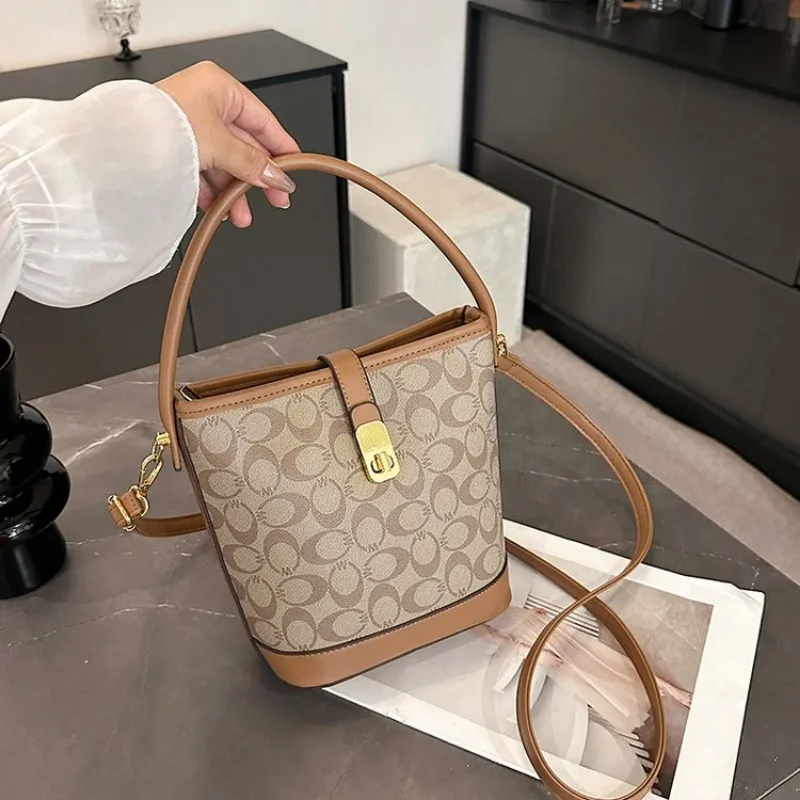 

Изящная элегантная сумочка, роскошная гала-ужин, красная дорожка, новинка 2025, модель, стильная, изысканная, гламурная, вневременная, универсальная, шикарная