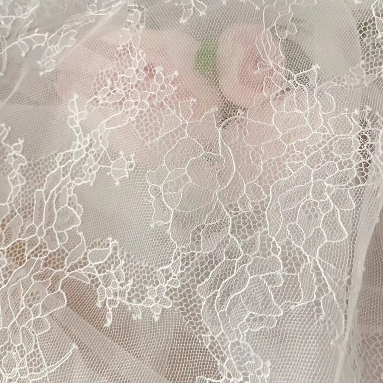 Dünner Spitzenblumenstoff für Hochzeitskleider, Abendkleider, Bekleidung, Vorhänge, Hochzeitstischdecken, Dekorationszubehör RS24649 – Detail 5