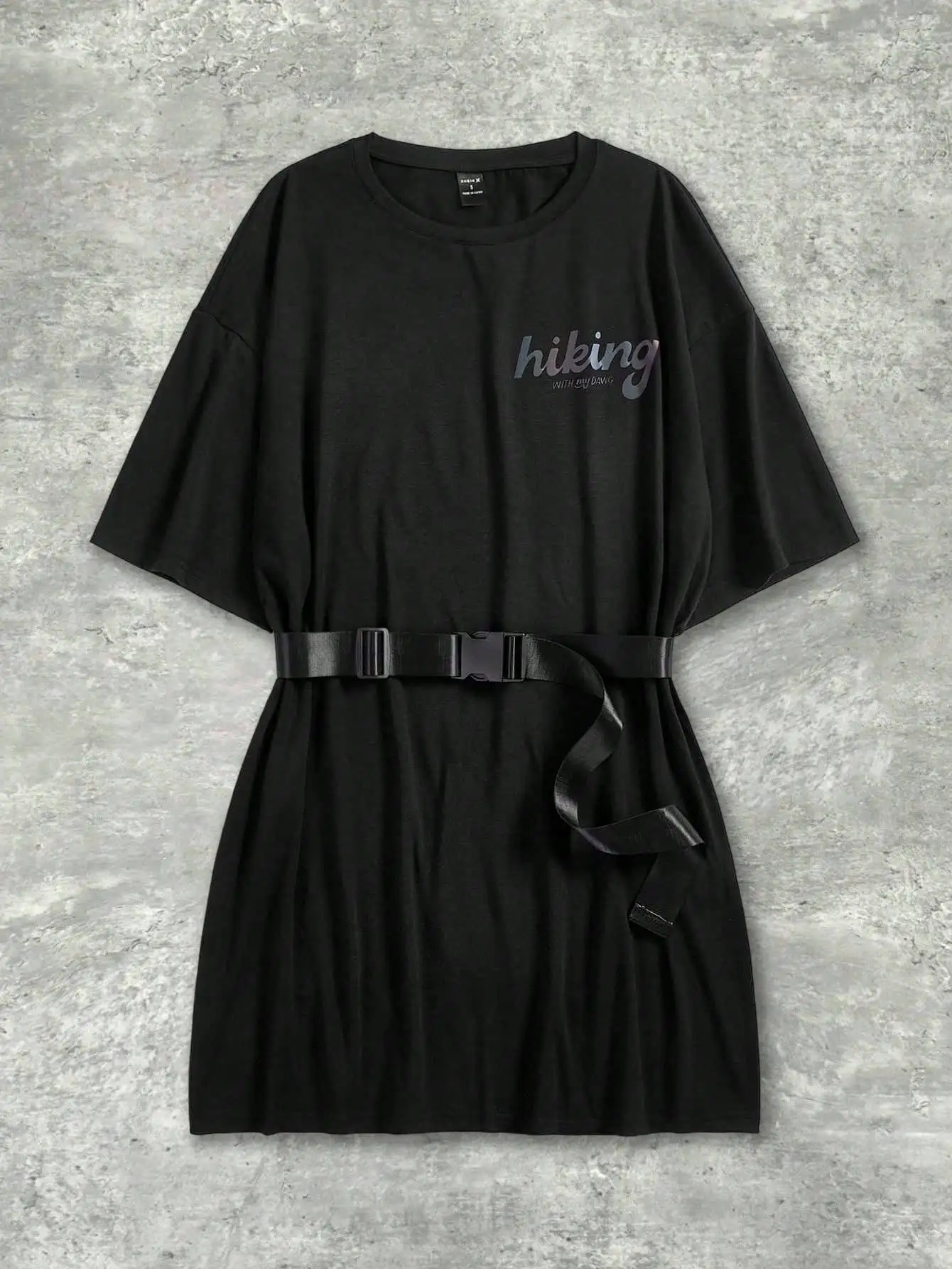 

Черное оверсайз-платье-футболка с графическим принтом и поясом с пряжкой, повседневная уличная одежда для летних фестивалей и прогулок