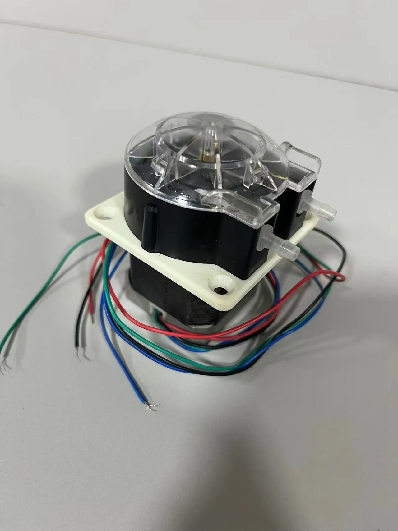 

Перистальтический насос 104K, шаговый планетарный двигатель, стабильный поток, увеличенный срок службы.