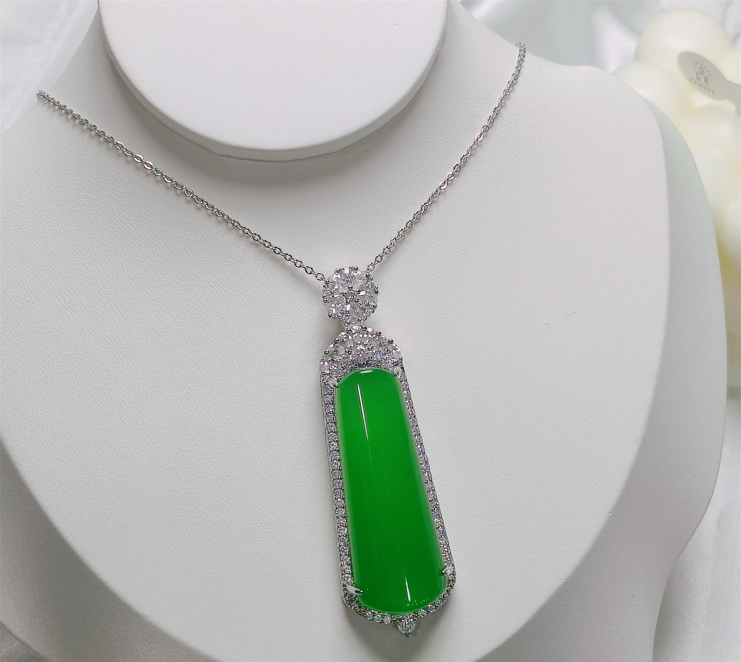 

Green chalcedony inlaid pendant high ice emperor green no matter brand pendant square brand jade necklace supply