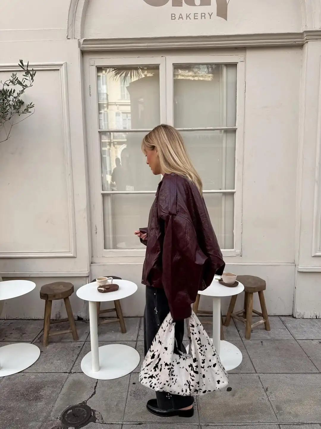 سترة جلدية قصيرة كلاسيكية باللون العنابي للنساء موضة طية صدر السترة دلو كم كامل ملابس خارجية فضفاضة 2025 سترات أنيقة للسيدات في الشارع