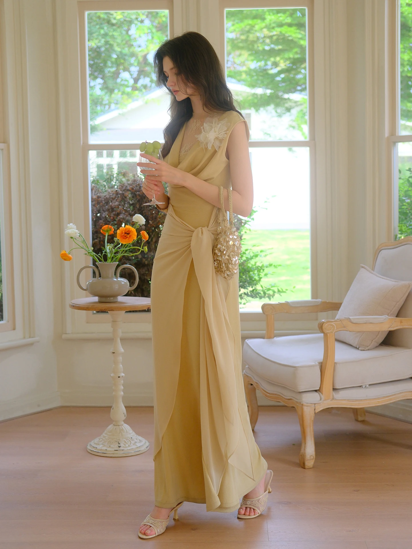 

Романтическая юбка с кружевным декором и широким V-образным вырезом, воротником Питер Пэн, французским шлейфом и сборками на талии для повседневного ношения