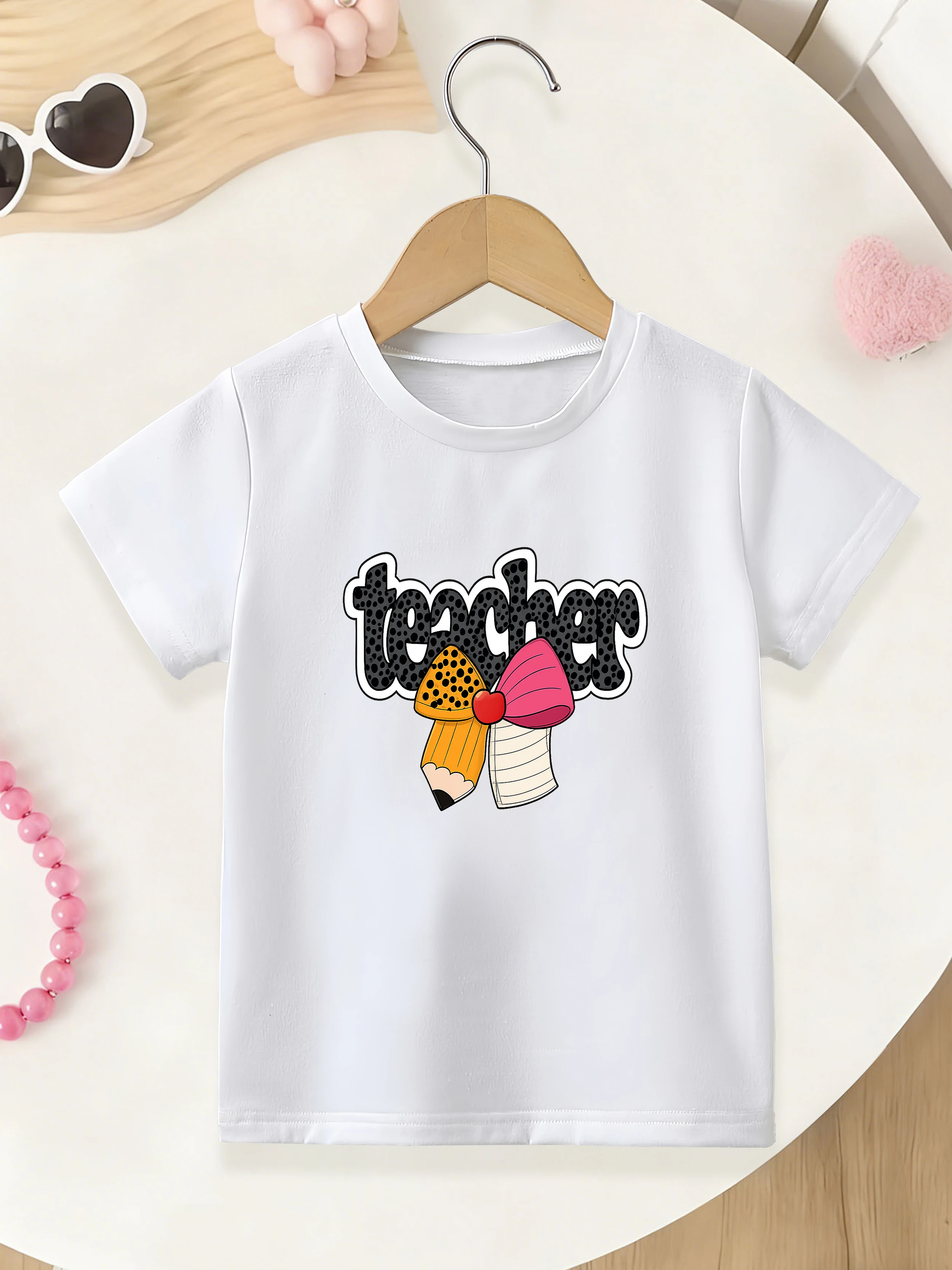 

1 шт.: Летняя футболка для девочек с коротким рукавом на сезон «Снова в школу», с принтом: карандаш, тетрадь, бантик