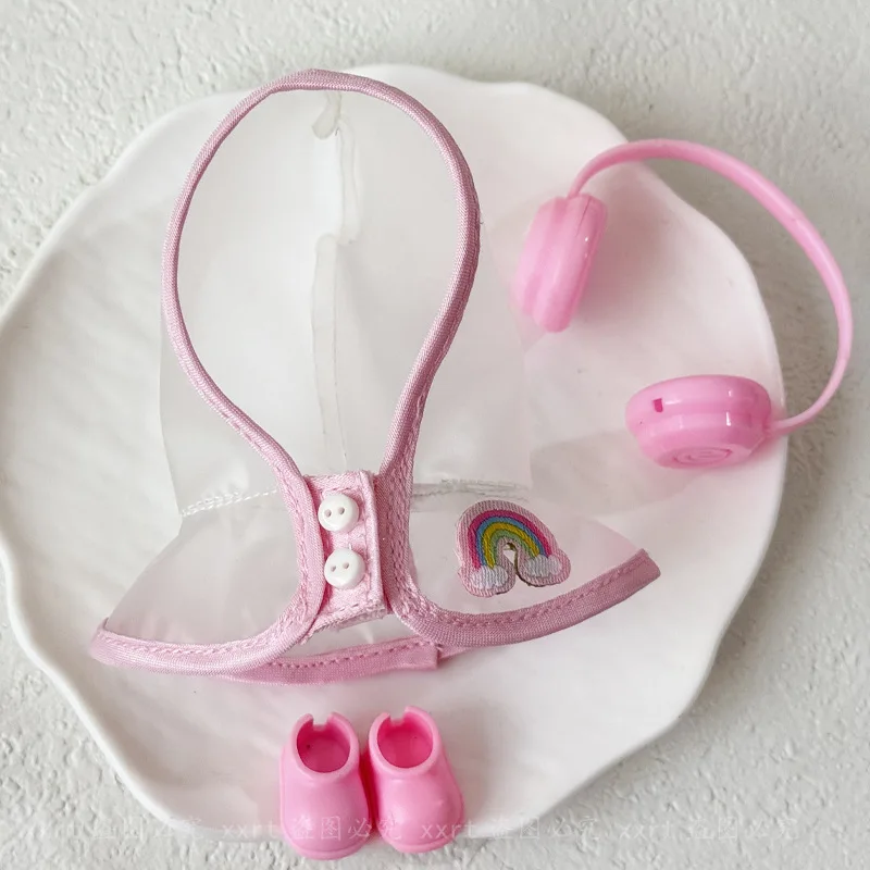 Set Pakaian Hari Hujan Seri Kode Hati Mini Labubu Generasi ke-4, Jas Hujan yang Dapat Diganti dengan Sepatu Bot & Headphone untuk Boneka Vinyl 10cm