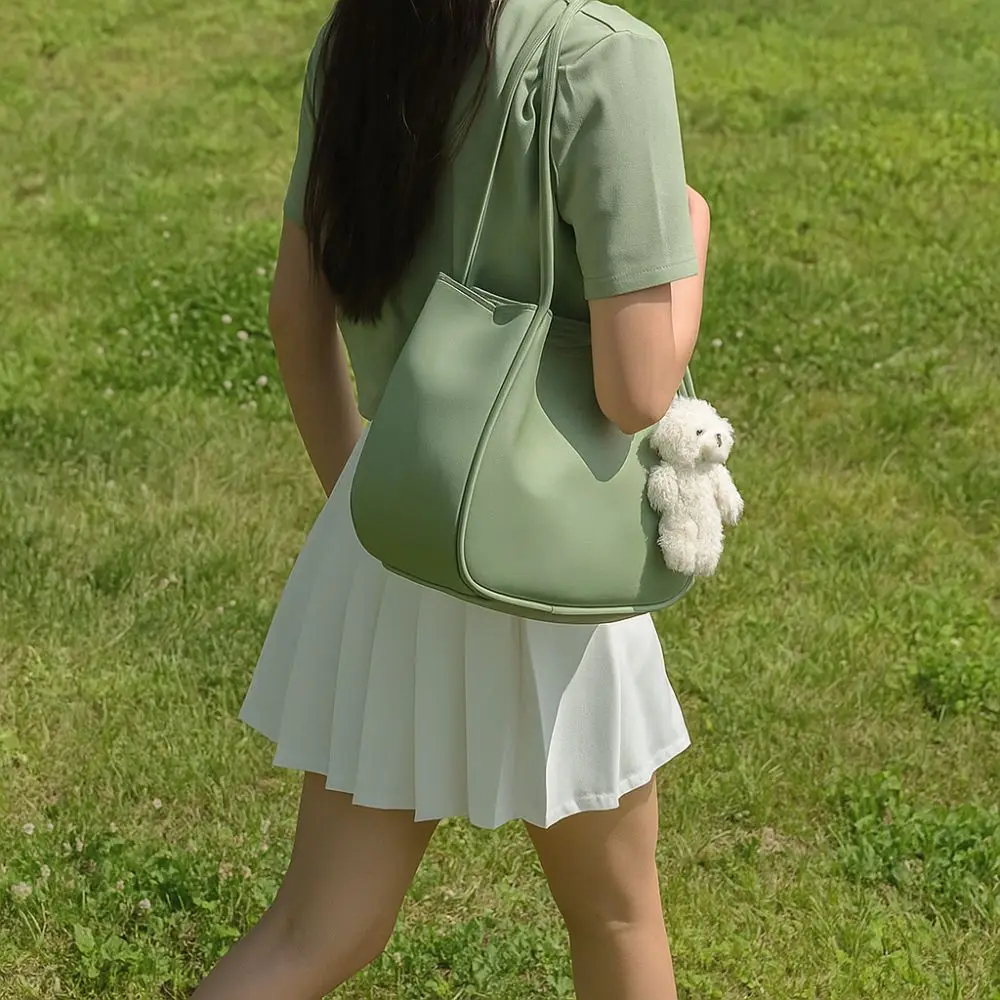 شعبية الكورية نمط بو الجلود حقيبة كتف بلون سعة كبيرة حقيبة تحت الإبط لينة مع الدب قلادة حمل حقيبة السفر #4