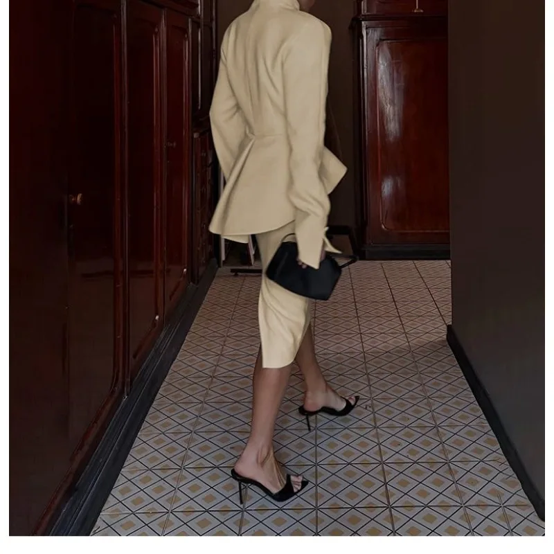 ชุดกระโปรงทรงเข้ารูปสำหรับผู้หญิง เสื้อแขนยาวแต่งระบายติดกระดุมสีพื้น