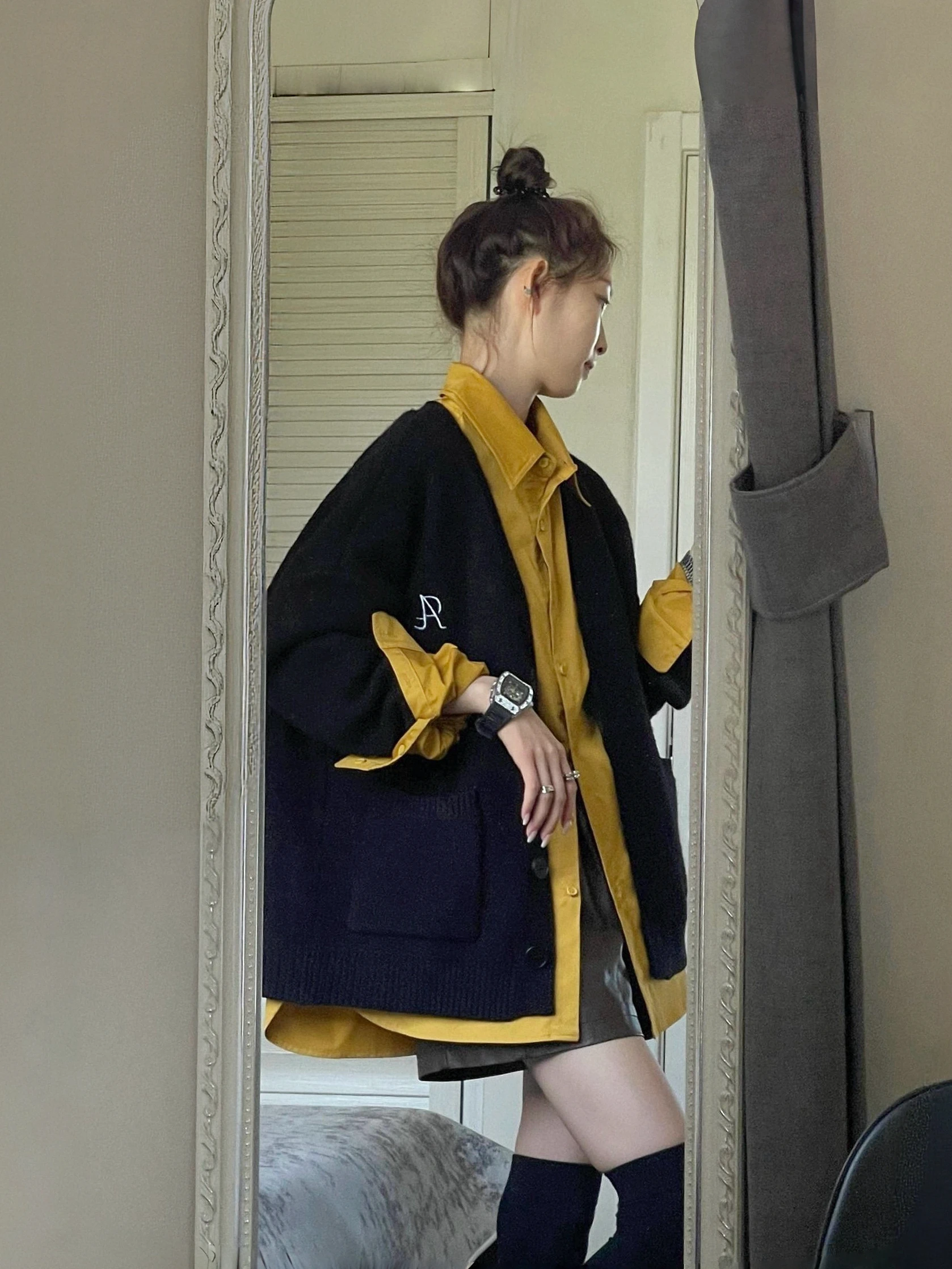 

Ретро-комплект в гонконгском стиле: женский желтый повседневный комплект из футболки и кардигана, осень 2025, новинка, свободный крой, для многослойного образа, с кожаными брюками