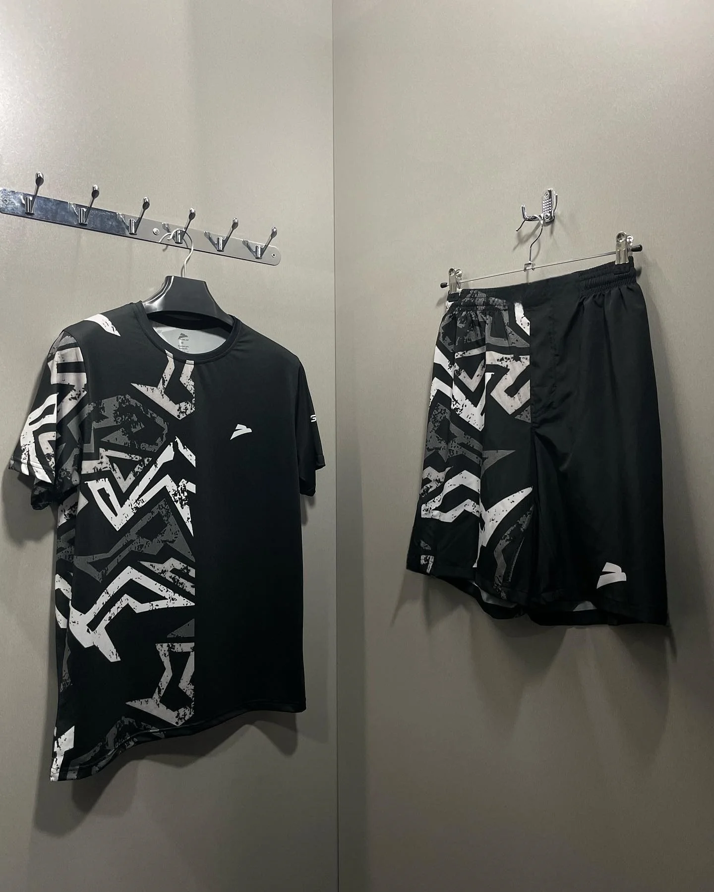 2026 New Men Geometric Print Training Set Quick Dry Breathable T Shirt and Shorts for Gym and Sports Activities