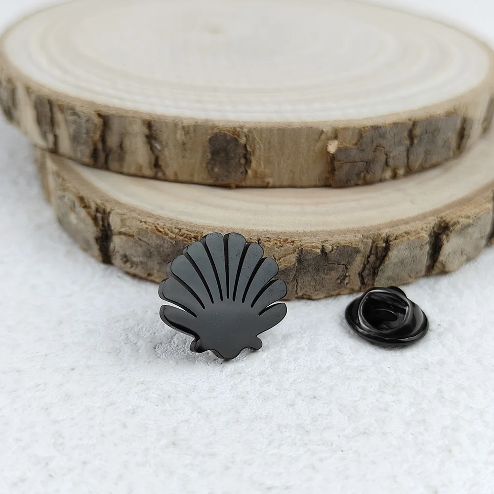 New shell fan-shaped men\'s lapel pin, stainless steel gold-plated badge, black brooch for suit accessories, gift for father