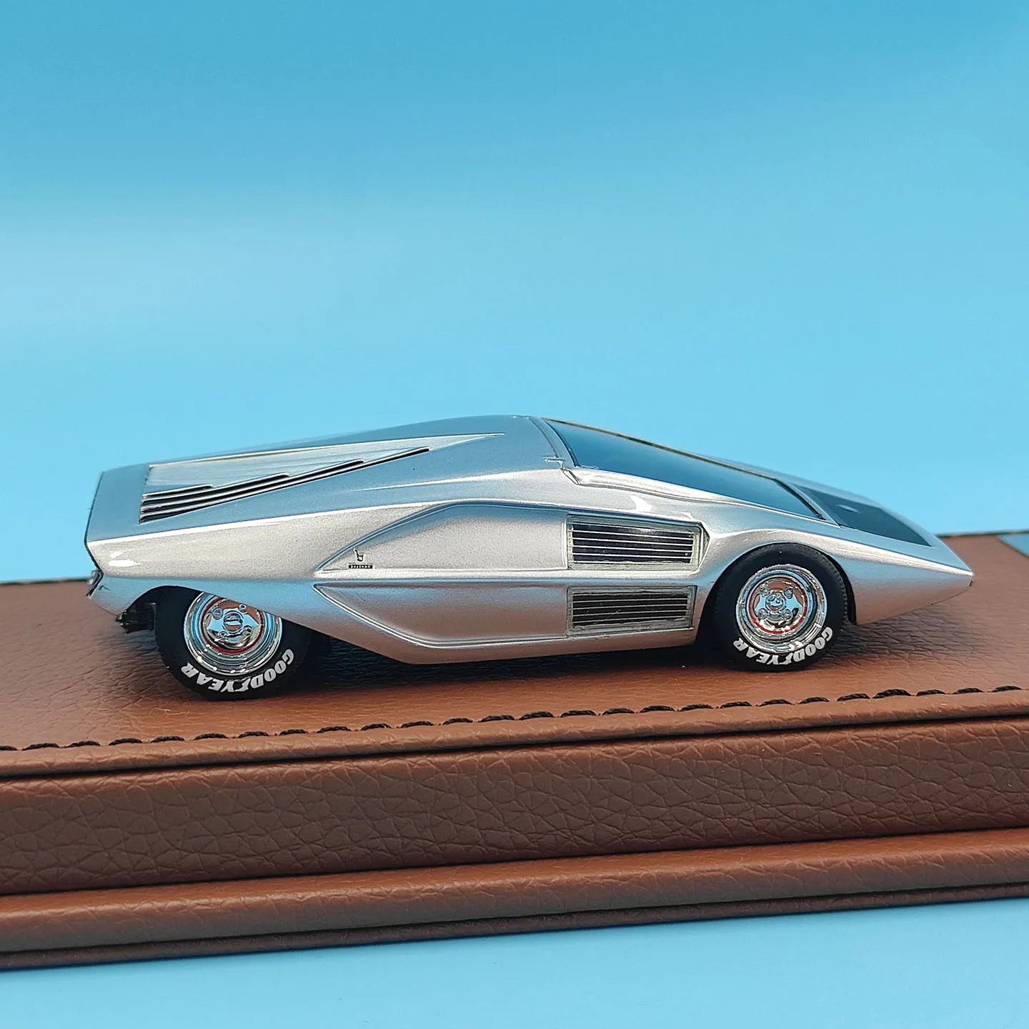 Afbeelding 6: ENGUP schaal 1:43 Lancia - Zero Concept 1970 zilveren automodel van hars