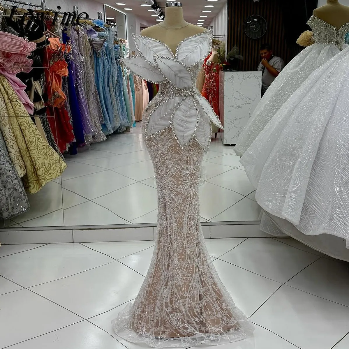 

White Asymmetry Celebrity Dress with 3D Handmade Multi-layered Leaf Beading Crystal Detailing for Wedding Party Customized