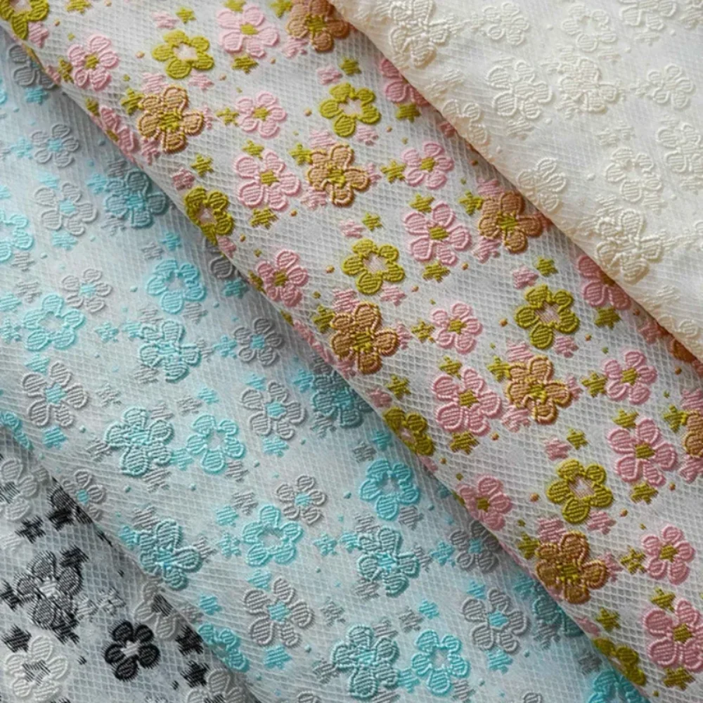 

Окрашенная в пряжу маленькая свежая жаккардовая ткань весна-лето маленькая цветочная сетка нижняя часть платья рубашка подушка дизайн шитья оптовая продажа ткань