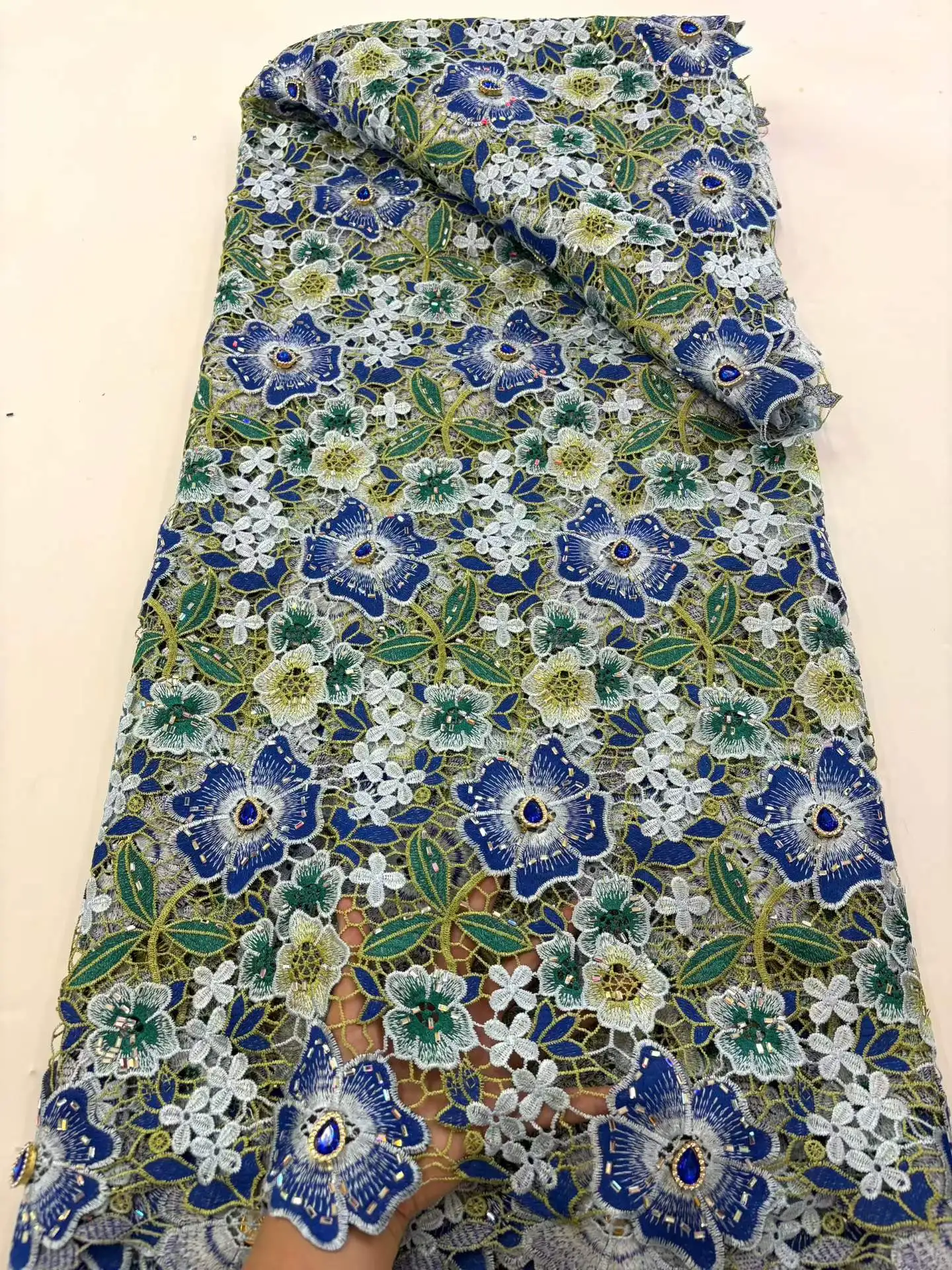 

Новейшая нигерийская водорастворимая кружевная ткань 2026 года: высококачественное африканское гипюровое кружево с вышивкой пайетками для женских платьев