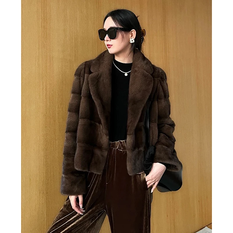 معطف فرو المنك القهوة الفاخرة للنساء المستوردة قطعة كاملة الفراء شريط أفقي الإناث التلبيب قصيرة المخملية المنك سترة Fourrure