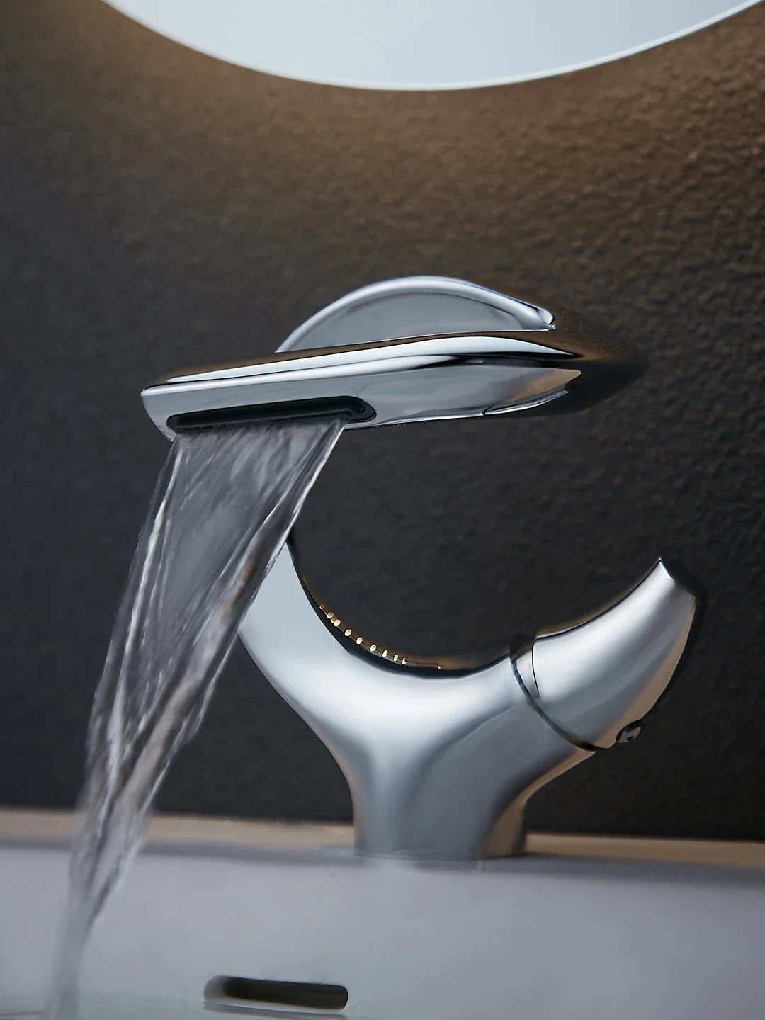 

Новый дизайн смесителя для раковины, латунная раковина для ванной комнаты, водопад, смеситель для горячей и холодной воды, кран с одной ручкой, хромированный черный смеситель