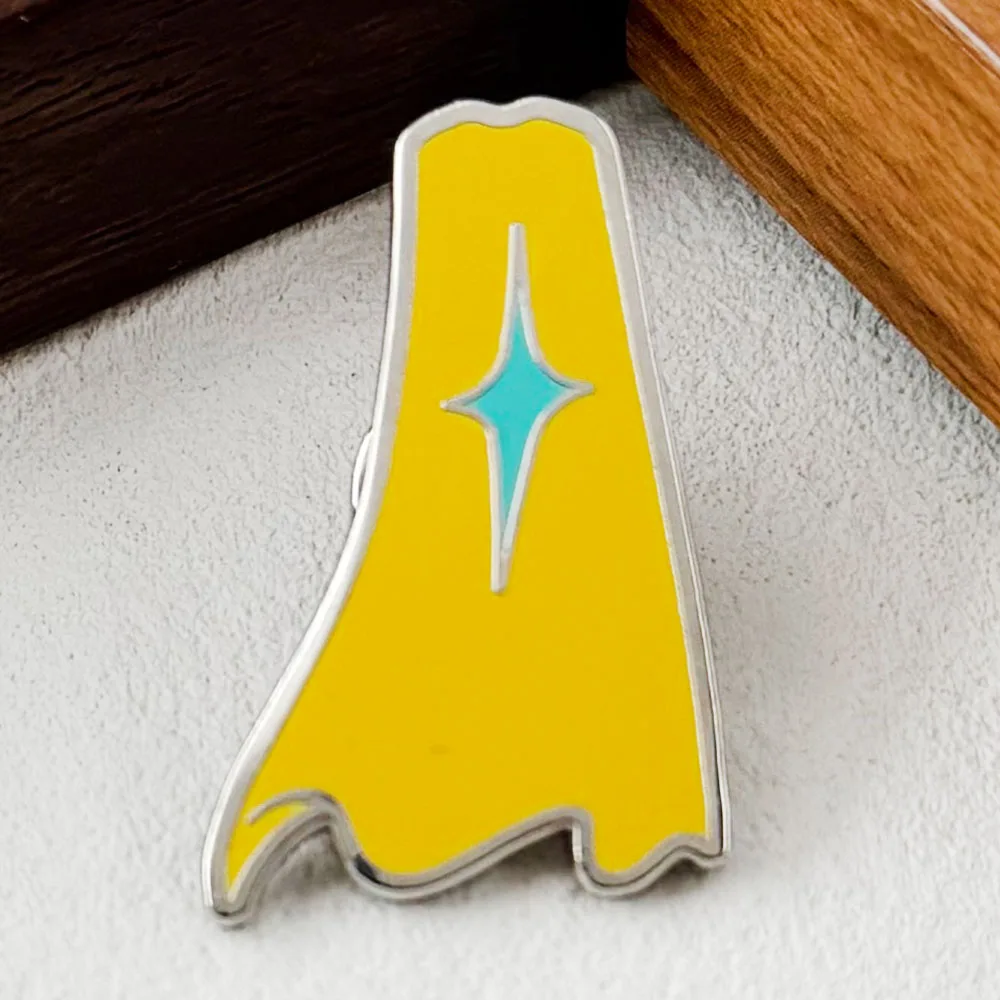 Pin de Esmalte com Logotipo da Capa de Jogo - Crachá Inspirado em Jogos Interativos de Comédia de Super-Heróis no Ambiente de Trabalho, Joia de Videogame, Presente para Gamers