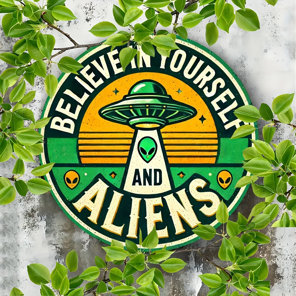Rundes Holzschild „Believe in Yourself and Aliens“ – ein Wanddekorationsartikel im klassischen Stil, geeignet für das Schlafzimmer