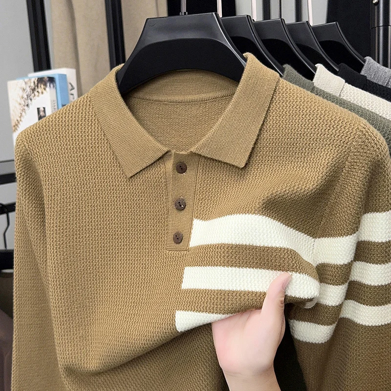Camiseta de manga larga tejida de lujo de alta calidad para hombre, suéter informal con solapa para jóvenes coreanos con diseño de botones a rayas a la moda para otoño e invierno