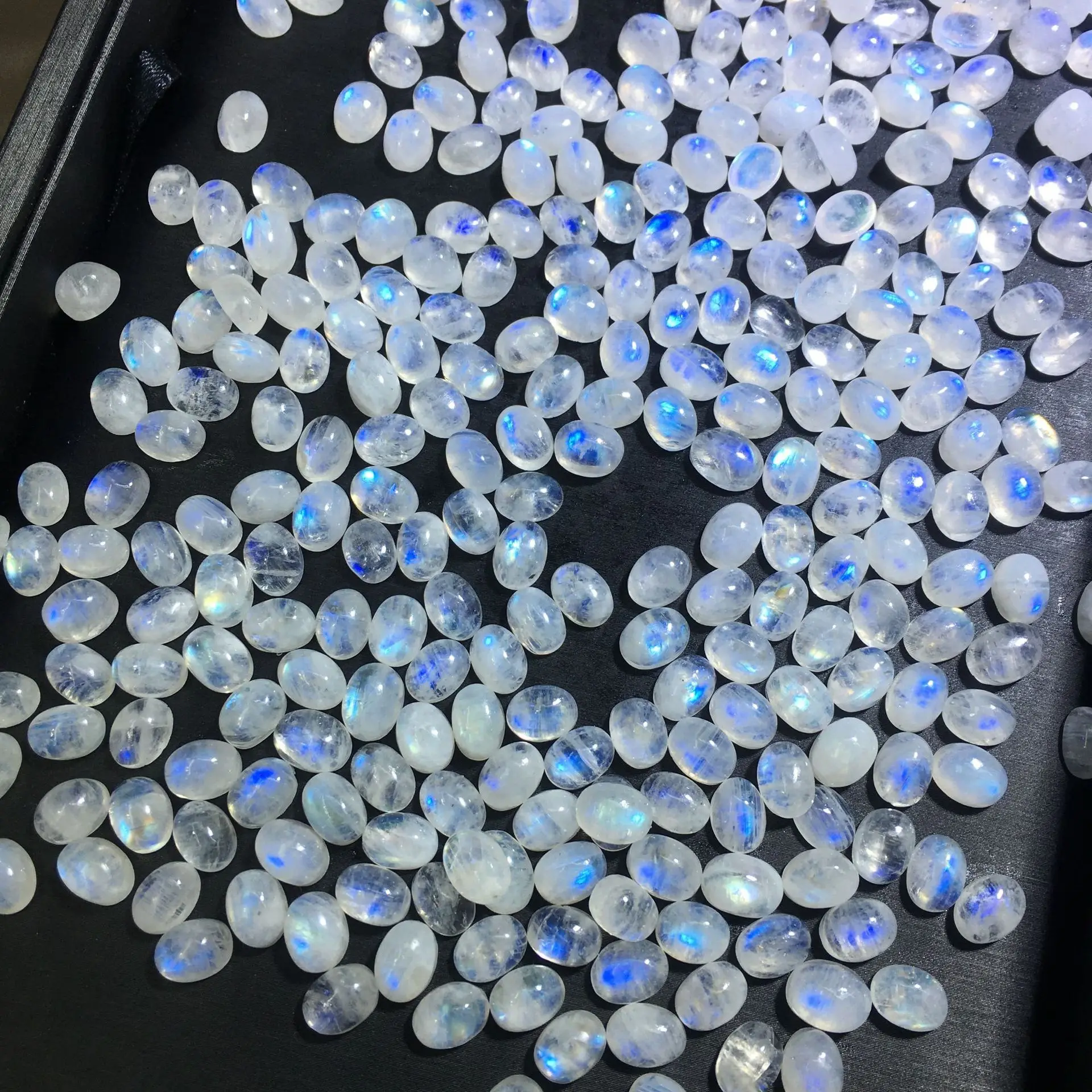 Image of Großhandel 15 teile/paket Natürliche Regenbogen Mondstein Perle Cabochon 4x6 m 5x7mm 6x8mm 7x9mm Oval Edelstein Schmuck Anhänger